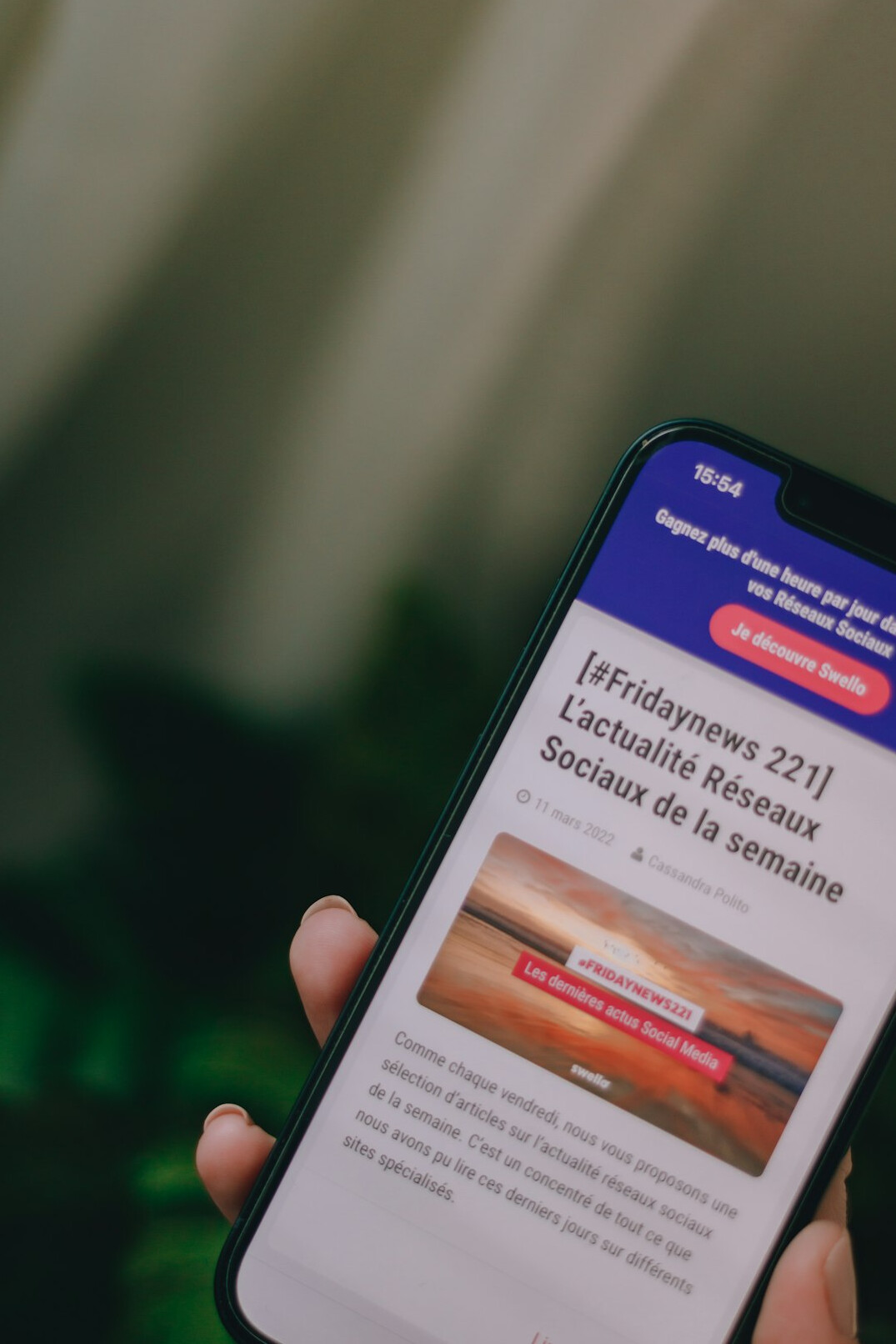 people reading fake news on smartphone